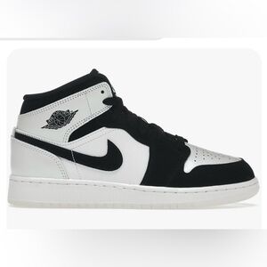 Nike Jordan mid diamond shorts sneakers 
White leather with black suede